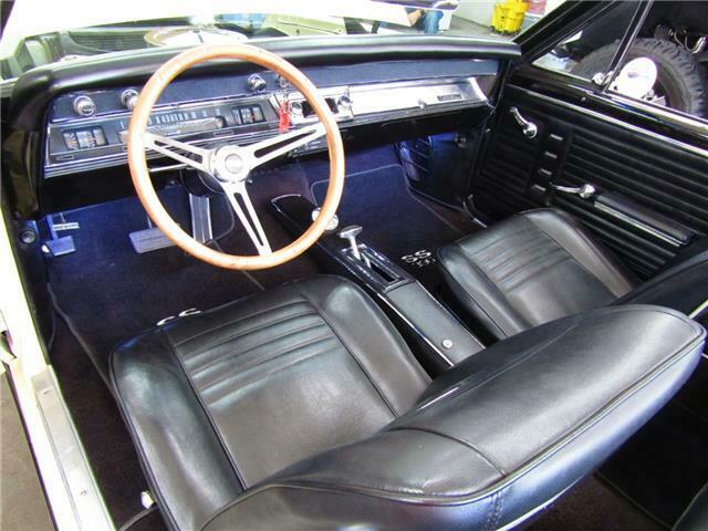 1967 Creme Chevrolet Chevelle --