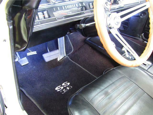 1967 Creme Chevrolet Chevelle --