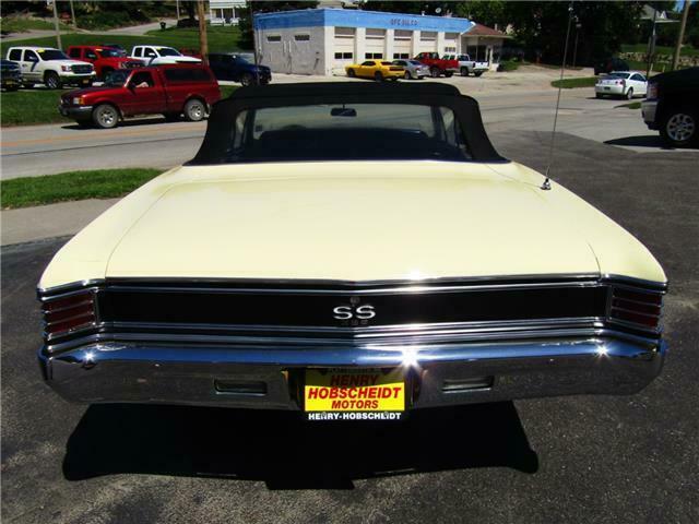 1967 Creme Chevrolet Chevelle --