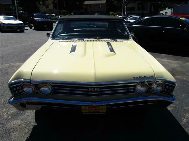1967 Creme Chevrolet Chevelle --