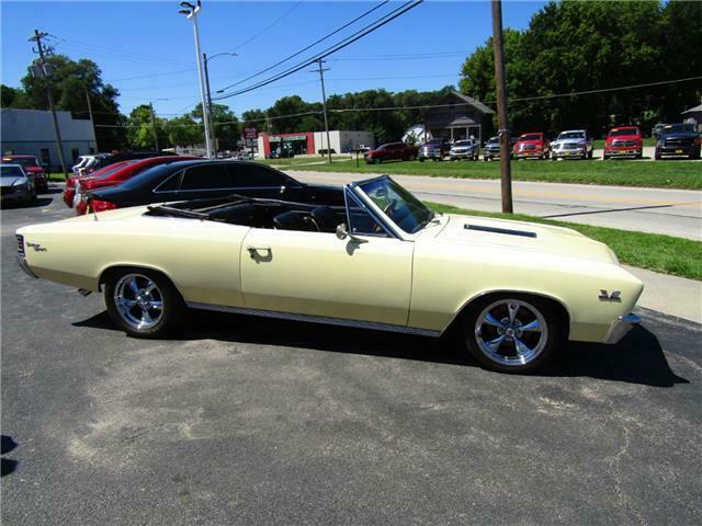 1967 Creme Chevrolet Chevelle --