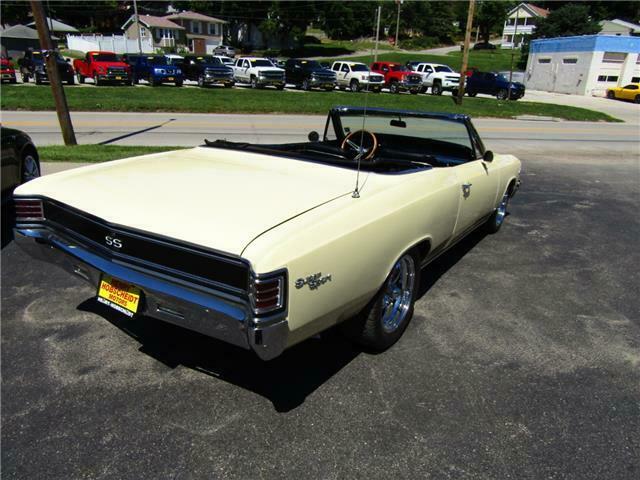 1967 Creme Chevrolet Chevelle --