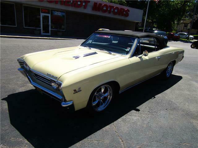 1967 Creme Chevrolet Chevelle --