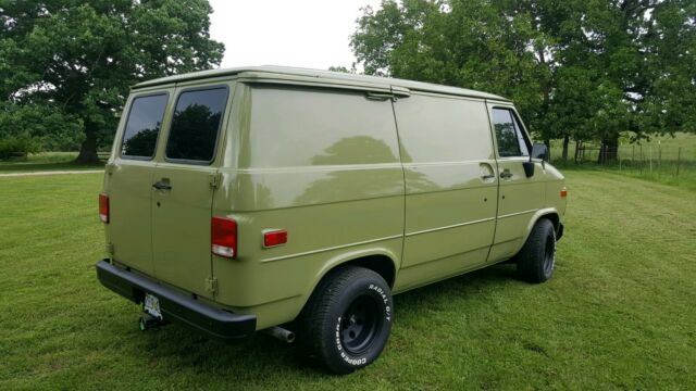 1991 Green Chevrolet G20 Van Short body
