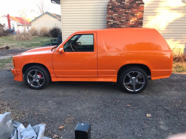 1987 orange pearl metallic Chevrolet S-10 2dr