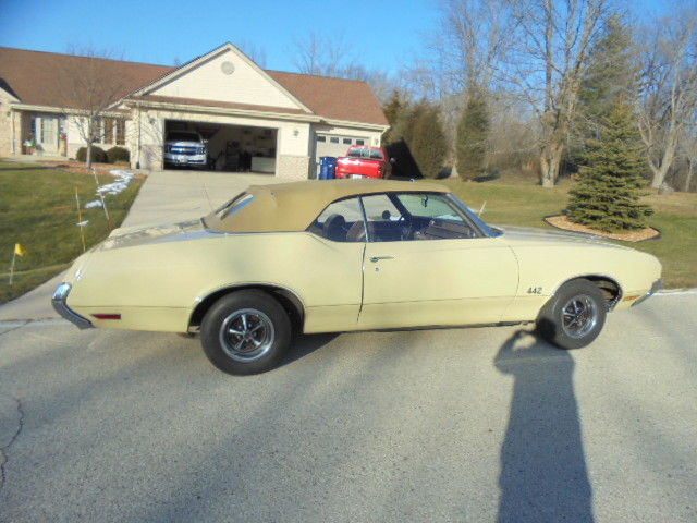 1970 Yellow Oldsmobile 442 Convertible