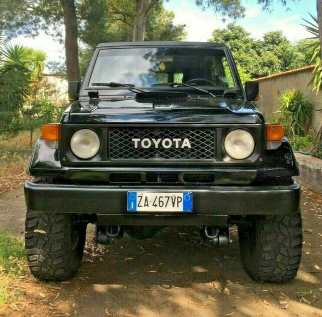 1987 Black Toyota Land Cruiser 4X4