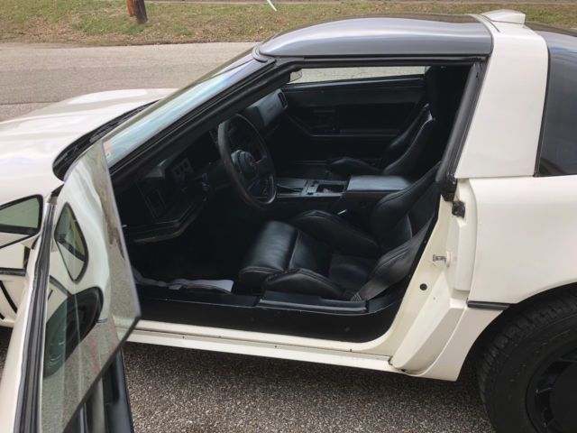 1986 White Chevrolet Corvette Coupe