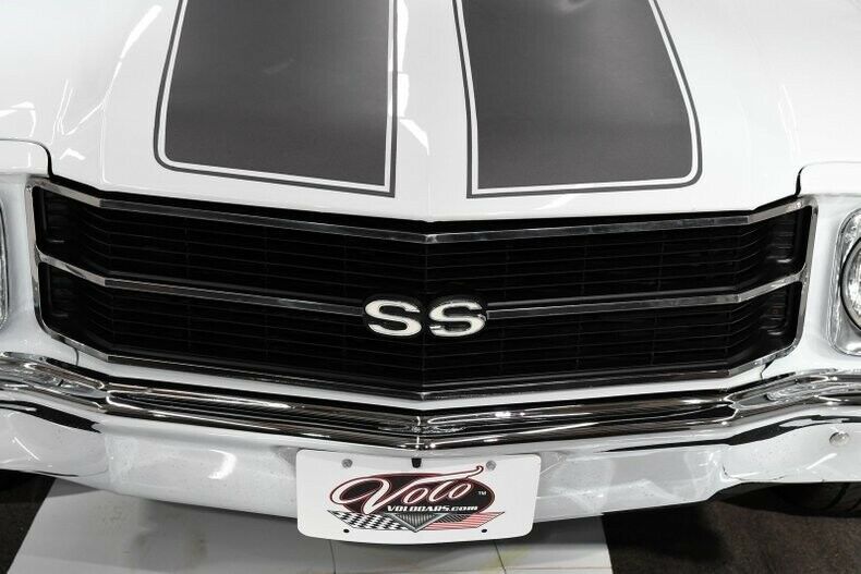 1971 White Chevrolet Chevelle Hardtop