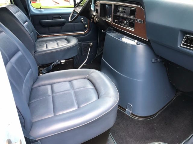 1986 Blue Ford E-Series Van Van
