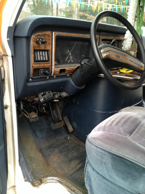 1991 Orange / White Ford E-Series Van Extended Passenger Van