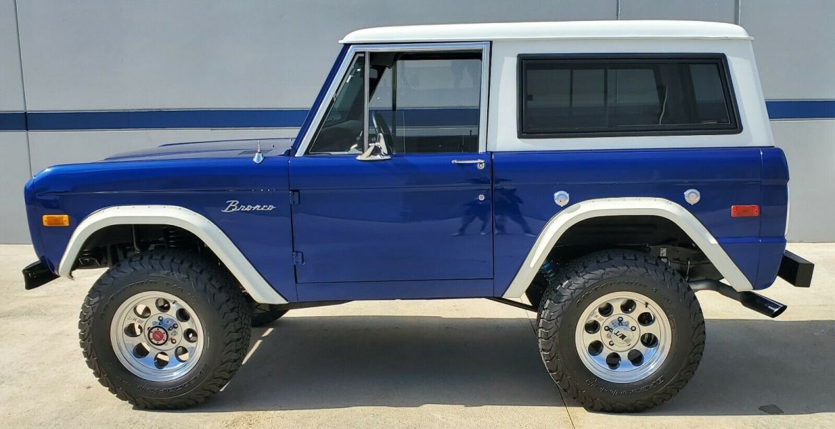 1976 Blue Ford Bronco SUV