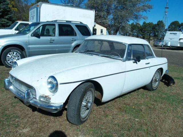 1967 White MG MGB convertible