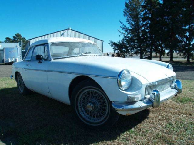 1967 White MG MGB convertible