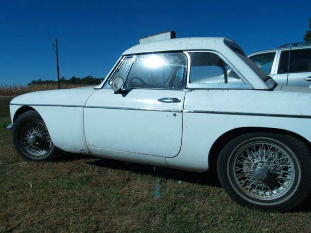 1967 White MG MGB convertible