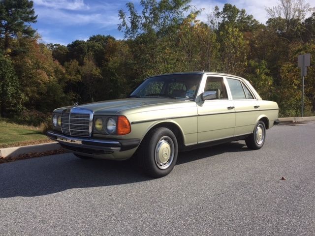 1985 Mercedes-Benz 200-Series