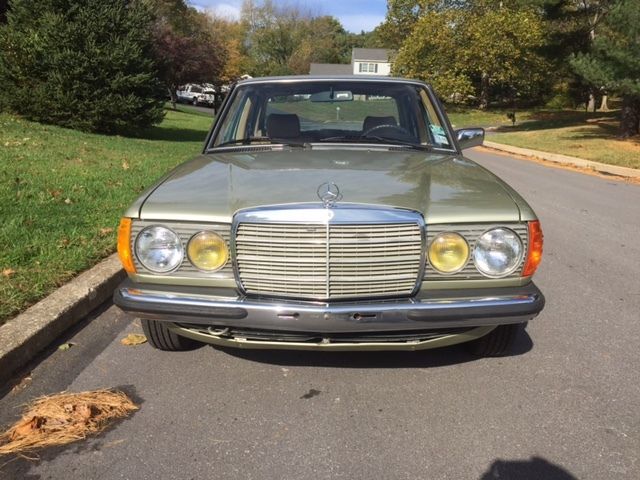 1985 Mercedes-Benz 200-Series