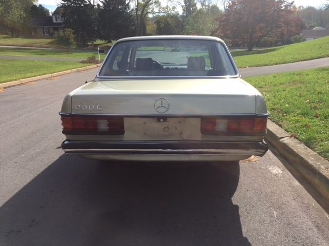 1985 Mercedes-Benz 200-Series