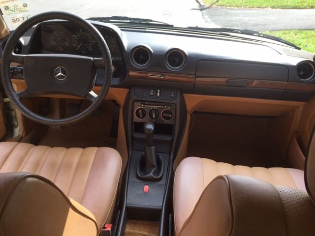 1985 Mercedes-Benz 200-Series