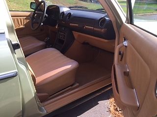 1985 Mercedes-Benz 200-Series