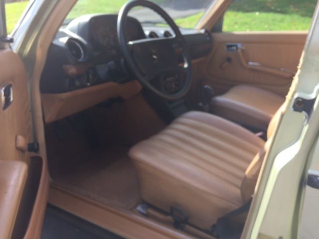 1985 Mercedes-Benz 200-Series