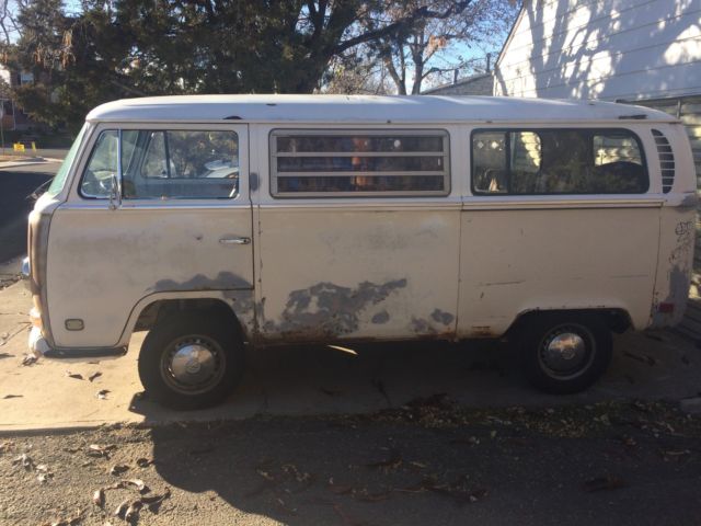 1971 tan Volkswagen Bus/Vanagon