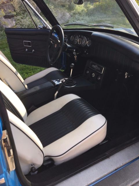 1970 Blue MG MGB Coupe