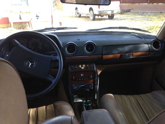 1984 Gold Mercedes-Benz 300-Series Sedan