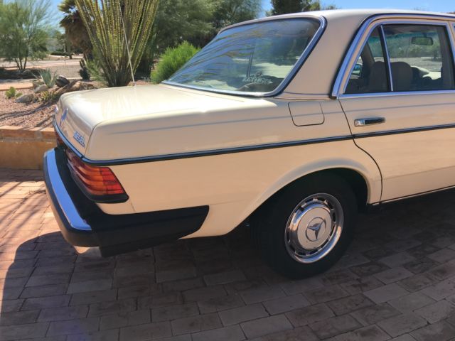 1980 Beige Mercedes-Benz 200-Series Sedan