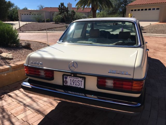 1980 Beige Mercedes-Benz 200-Series Sedan