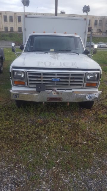1986 White & Blue Ford F-350