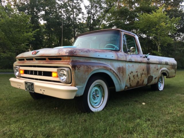 1961 Green Ford F-100 Unibody pick-up