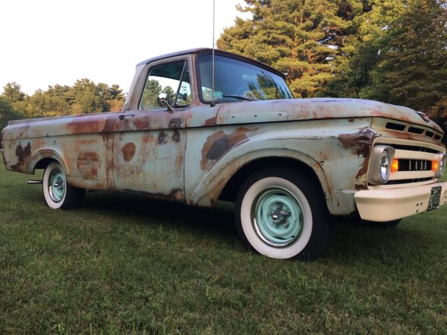 1961 Green Ford F-100 Unibody pick-up