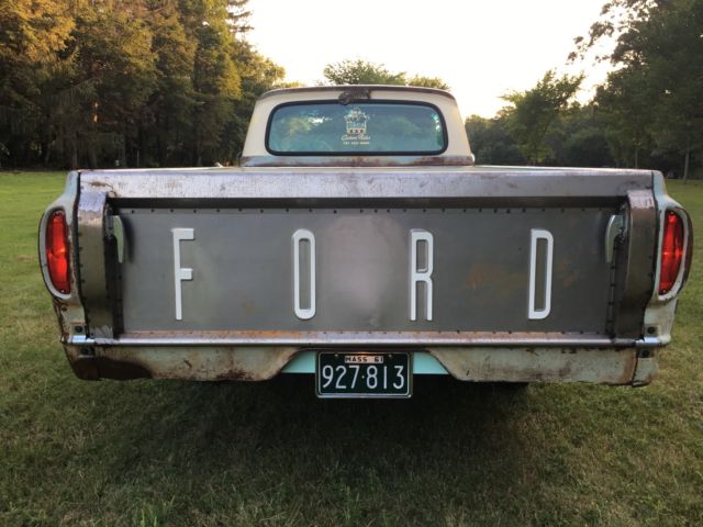1961 Green Ford F-100 Unibody pick-up