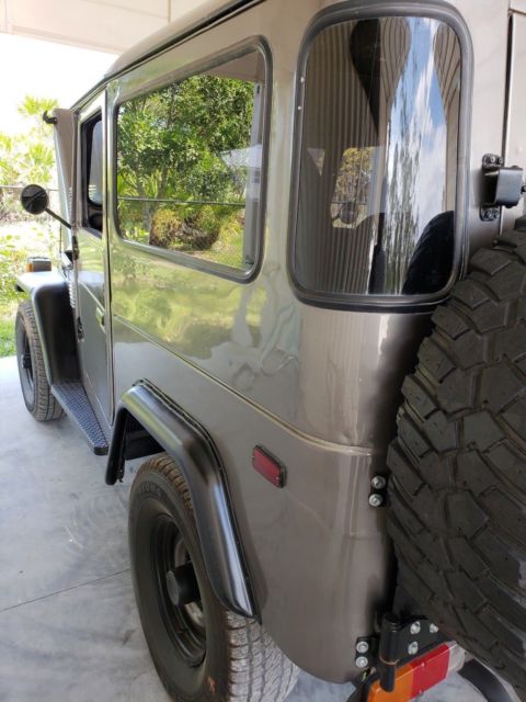 1976 Gray Toyota FJ Cruiser SUV