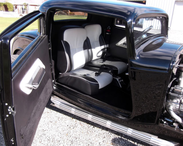 1932 Black Ford COUPE