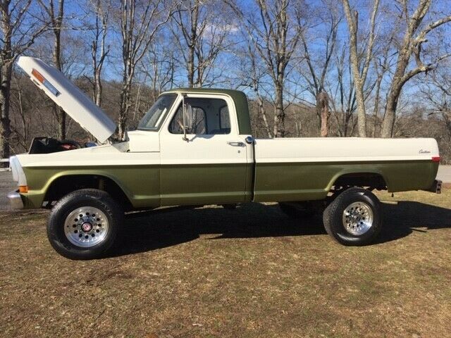 1971 WHITE AND GREEN Ford F-250 Standard Cab Pickup