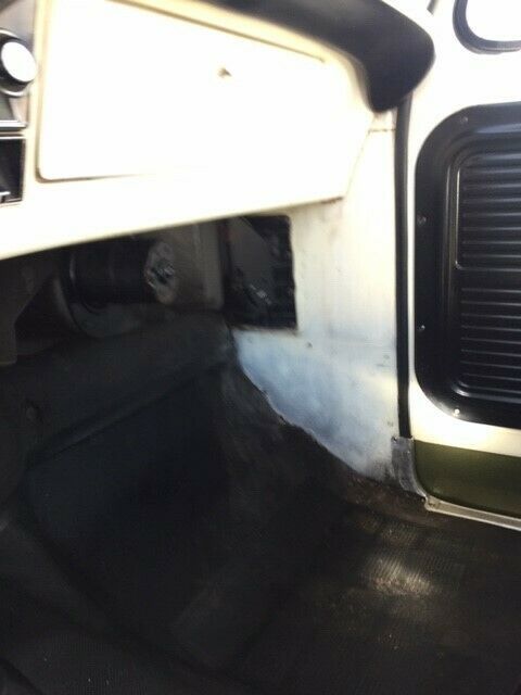 1971 WHITE AND GREEN Ford F-250 Standard Cab Pickup