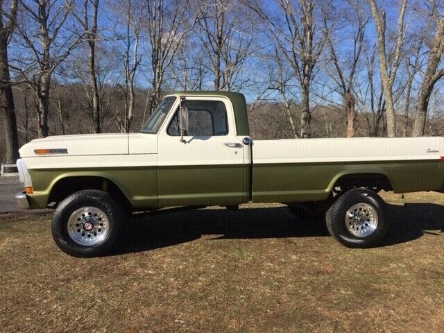 1971 WHITE AND GREEN Ford F-250 Standard Cab Pickup