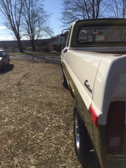 1971 WHITE AND GREEN Ford F-250 Standard Cab Pickup
