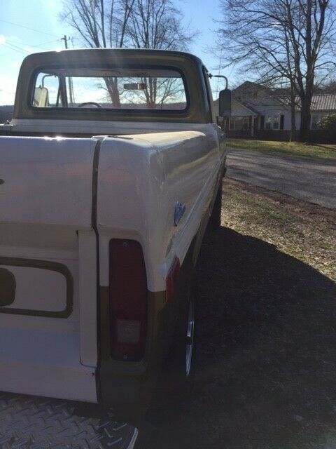 1971 WHITE AND GREEN Ford F-250 Standard Cab Pickup