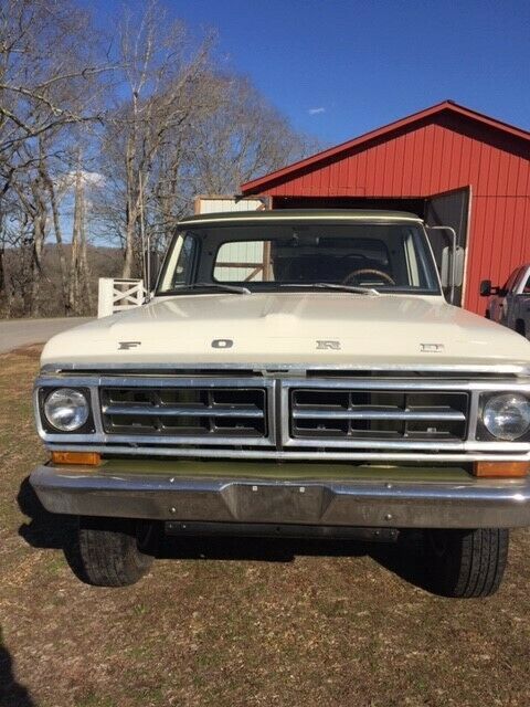 1971 WHITE AND GREEN Ford F-250 Standard Cab Pickup