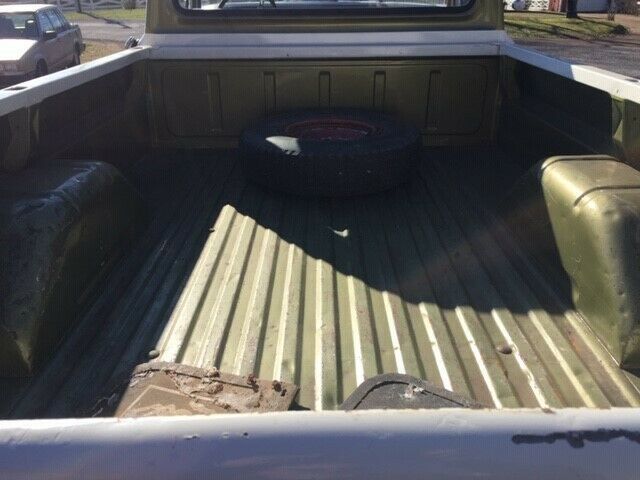 1971 WHITE AND GREEN Ford F-250 Standard Cab Pickup