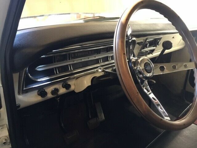 1971 WHITE AND GREEN Ford F-250 Standard Cab Pickup