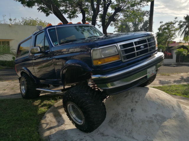 1992 BLUE Ford Bronco TRUK