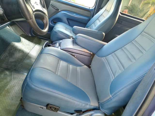 1992 BLUE Ford Bronco TRUK