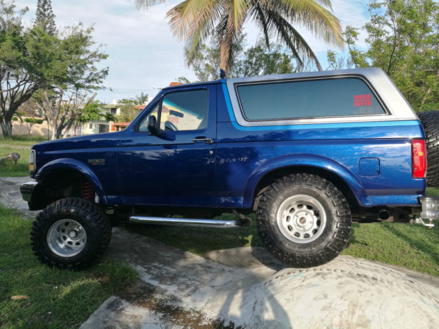 1992 BLUE Ford Bronco TRUK