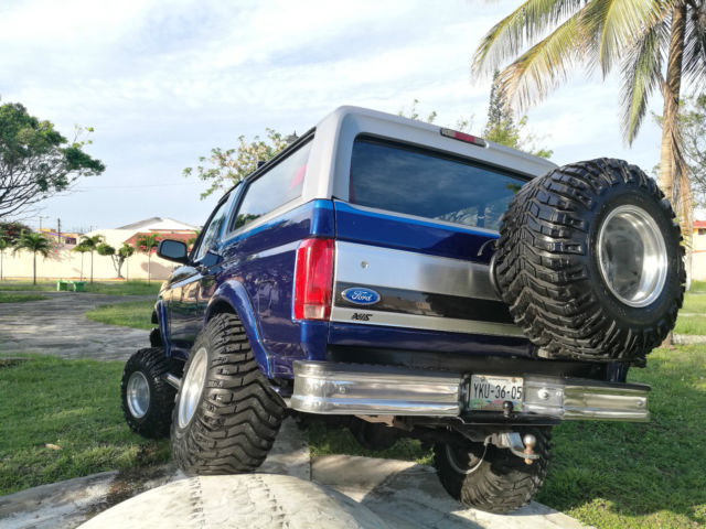 1992 BLUE Ford Bronco TRUK