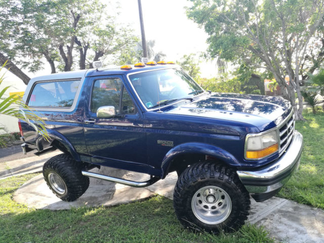 1992 BLUE Ford Bronco TRUK