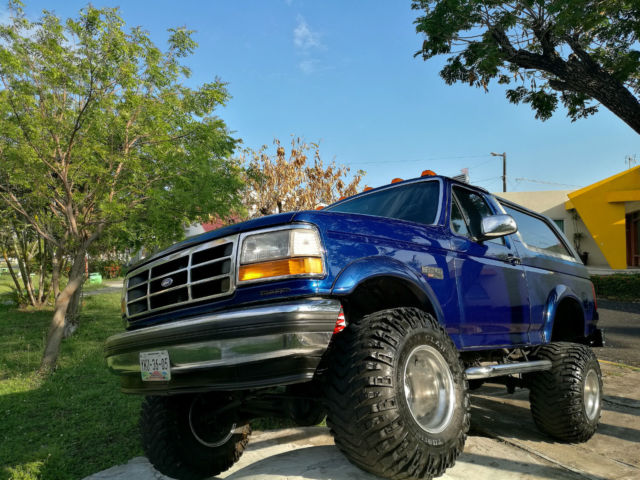 1992 BLUE Ford Bronco TRUK